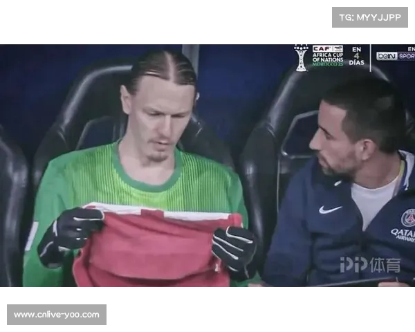 萨福诺夫点球大战化身“救世主”，队友激动将其举起庆祝